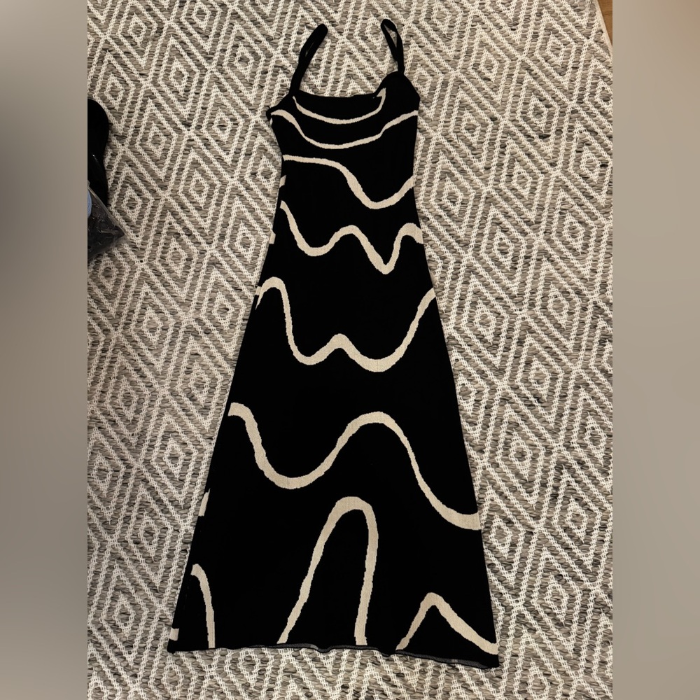 WAVY PRINT KNIT CAMI DRESS IN BLACK